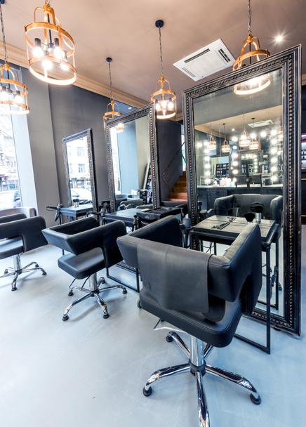 intérieur design moderne d'un salon de beauté avec miroirs, lampes, fauteuils, cosmétiques - Photo, image