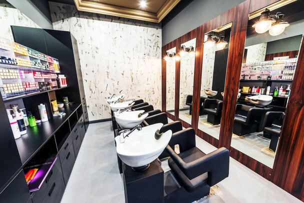 Interno di salone di bellezza - una fila di lavandini di lavaggio di capelli
 - Foto, immagini