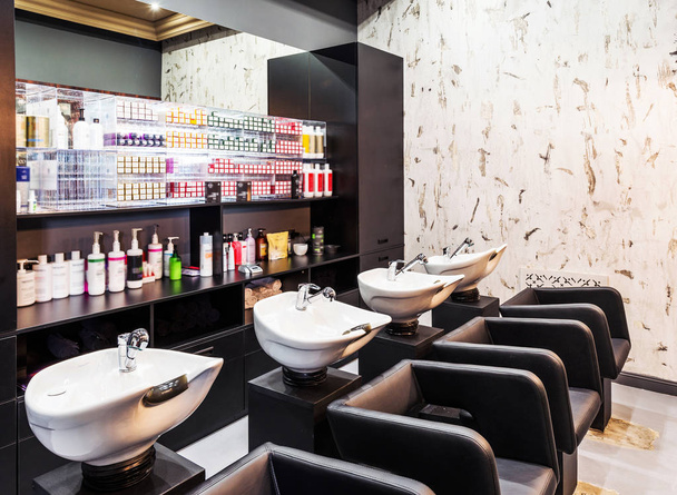 Інтер'єр салону краси - ряд мийок для волосся
 - Фото, зображення
