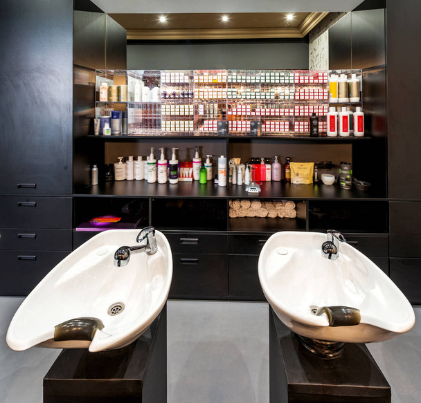 Kosmetický salon interiér - řádek mytí vlasů dřezy - Fotografie, Obrázek