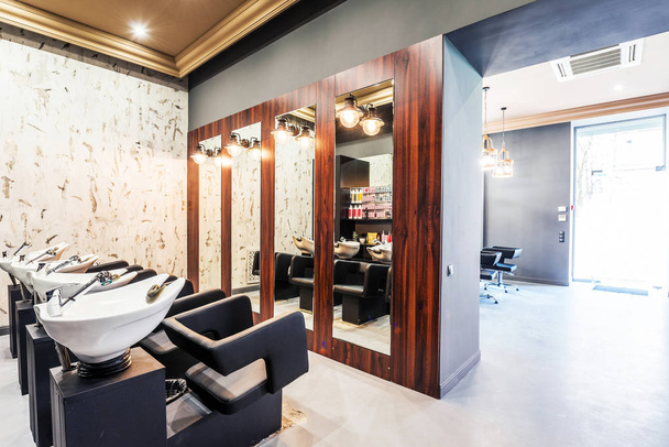 Kosmetický salon interiér - řádek mytí vlasů dřezy - Fotografie, Obrázek