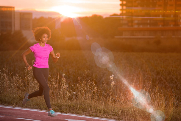 una joven afroamericana corriendo al aire libre
 - Foto, imagen