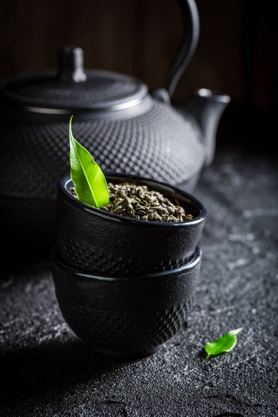 Godetevi il vostro tè verde nel ristorante asiatico su roccia nera
 - Foto, immagini