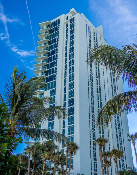 Edificio alto en complejo tropical
  - Foto, Imagen