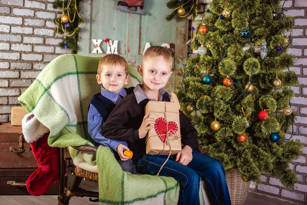 két fiú kalapot Mikulás, karácsonyfa közelében - Fotó, kép