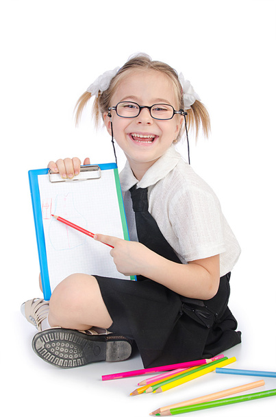kleines Mädchen schreibt mit Bleistiften - Foto, Bild