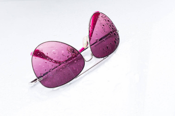 ρόδινα χρώματα γυαλιά σε λευκό φόντο - Φωτογραφία, εικόνα