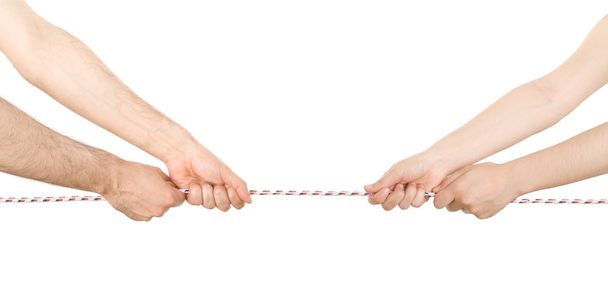 Mann und Frau ziehen an einem Seil in entgegengesetzte Richtungen - Foto, Bild