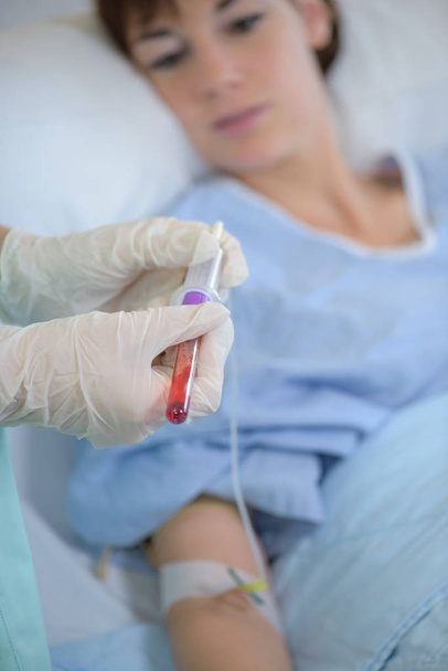 enfermera haciendo una muestra de sangre en un paciente
 - Foto, Imagen