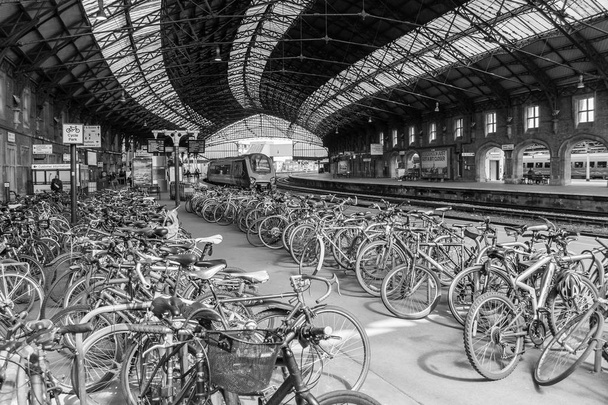Park rowerowy w dworca kolejowego Bristol Temple Meads - Zdjęcie, obraz