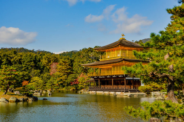 Kinkaku-ji kultainen paviljonki temppeli
 - Valokuva, kuva