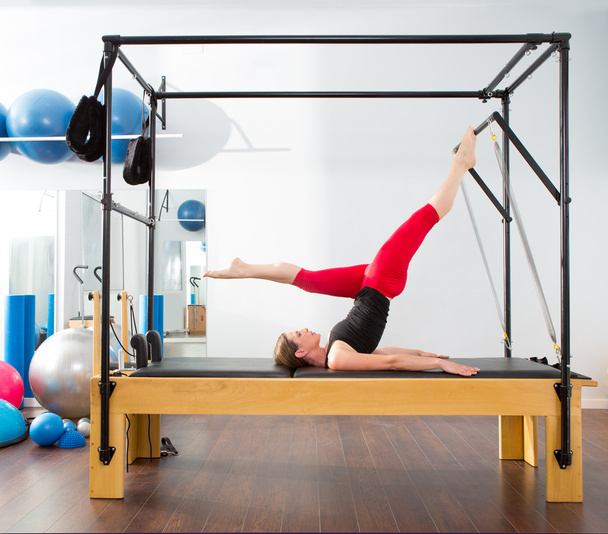 Pilates aerobic instructor woman in cadillac - Foto, Bild