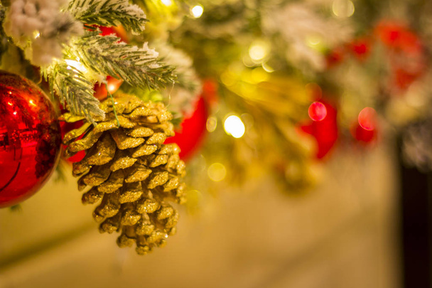 goldener Weihnachtskiefernschmuck, flacher Dof - Foto, Bild