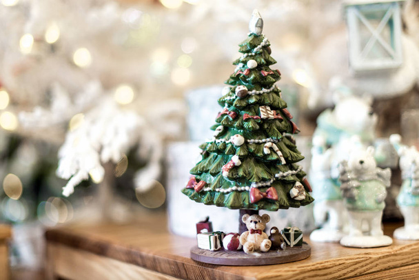 Brinquedo de árvore de Natal pequeno no fundo borrado
 - Foto, Imagem