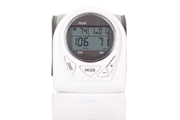 Esfigmomanómetro de muñeca (equipo de medición de la presión arterial) aislado sobre fondo blanco
 - Foto, Imagen