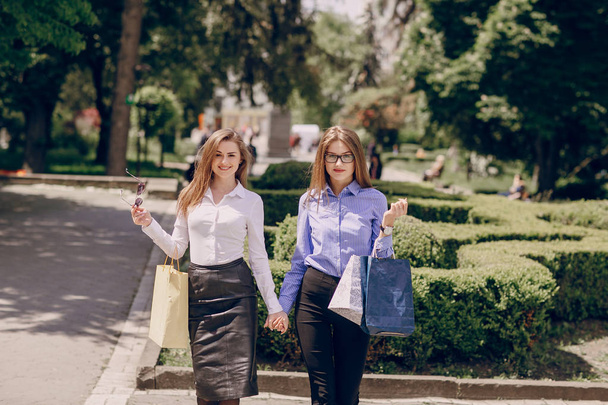 girls do shopping - Foto, Bild