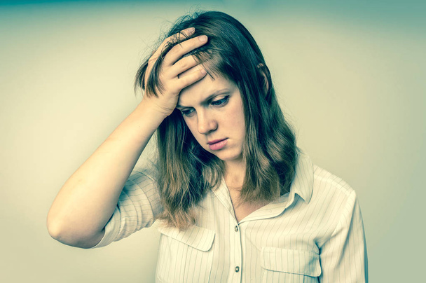 Молодая разочарованная женщина в депрессии - стиль ретро
 - Фото, изображение