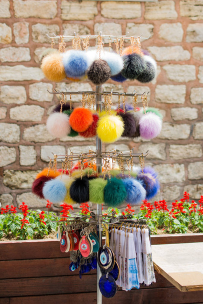 Set van verschillende kleuren en vormen van pompoms in een bazaar - Foto, afbeelding