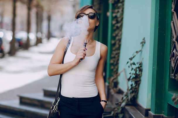 κορίτσι με το ηλεκτρονικό τσιγάρο - Φωτογραφία, εικόνα