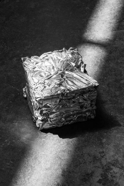 pressato in un pezzo di metallo cubo
 - Foto, immagini