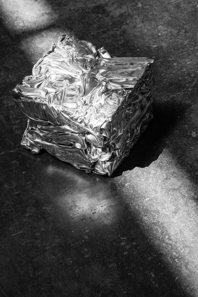 prensado en un cubo de metal
 - Foto, Imagen