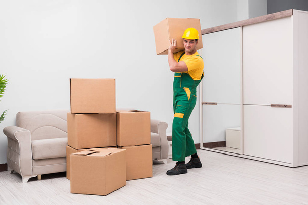 Man verplaatsen leveren dozen tijdens huis - Foto, afbeelding