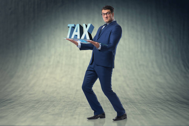 Geschäftsmann kämpft mit hohen Steuern - Foto, Bild