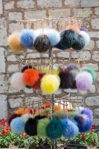 Set di diversi colori e forme di pompon in un bazar
 - Foto, immagini