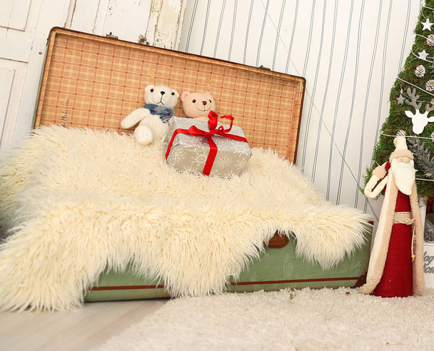 Urso de pelúcia, santa e árvore de natal
 - Foto, Imagem