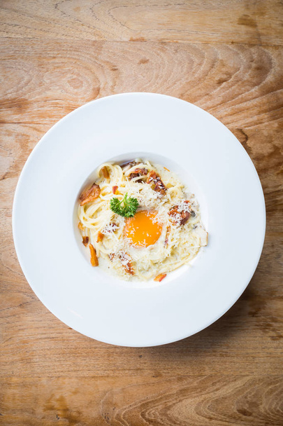 Spagetti Carbonara valkoisella lautasella
 - Valokuva, kuva
