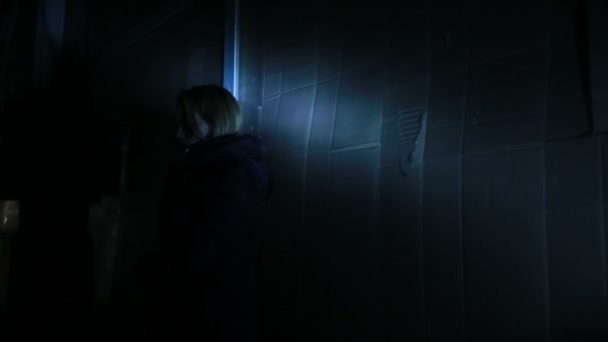 Femme effrayée se cachant dans un coin d'un ancien bâtiment
. - Séquence, vidéo