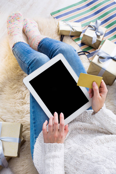 femme faisant du shopping en ligne avec une carte de crédit
 - Photo, image