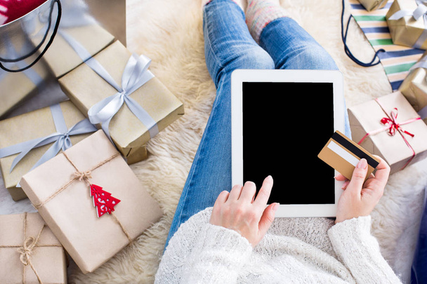 Femme faisant du shopping en ligne avec tablette
 - Photo, image