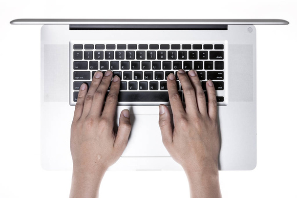 mão empurrar um teclado de notebook
 - Foto, Imagem