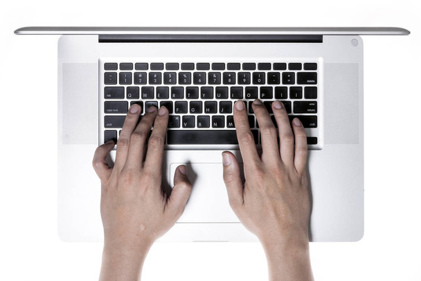 mão empurrar um teclado de notebook
 - Foto, Imagem