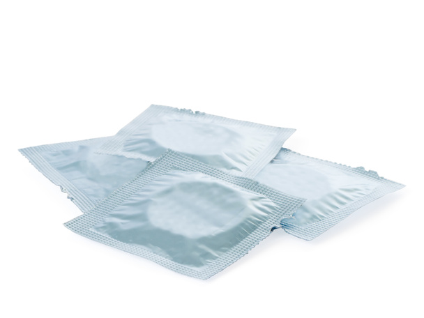Beyaz bir arka plan üzerinde izole prezervatif paketi - Fotoğraf, Görsel