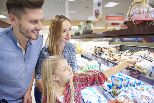 Familie beim Einkaufen im Supermarkt - Foto, Bild