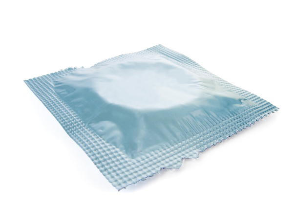 Kääritty kondomi eristetty valkoisella pohjalla
 - Valokuva, kuva