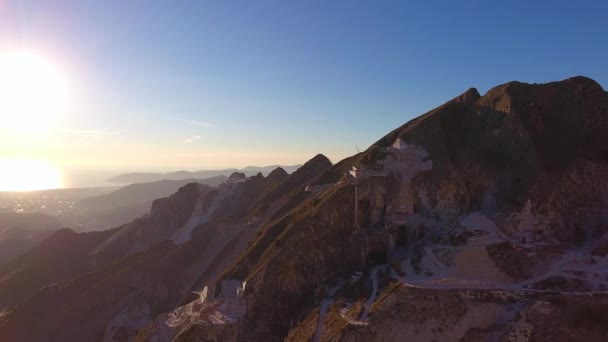 Tiro aéreo, as cavernas de mármore mundialmente famosas de Carrara com a luz suave do por do sol
  - Filmagem, Vídeo