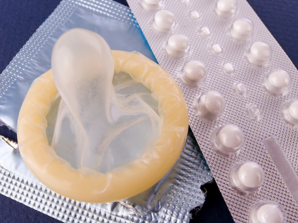 antikoncepční pilulky a kondom. metody antikoncepce. - Fotografie, Obrázek