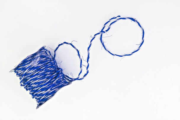 egy elszigetelt roll Kraft kék zsineg - Fotó, kép