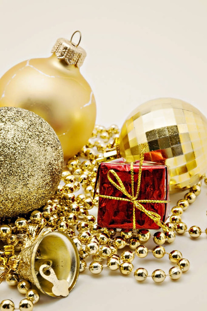 Χρυσά Χριστούγεννα διακόσμηση, μπάλες, χάντρες, κουδούνι κοντά μέχρι να απομονωθεί - Φωτογραφία, εικόνα