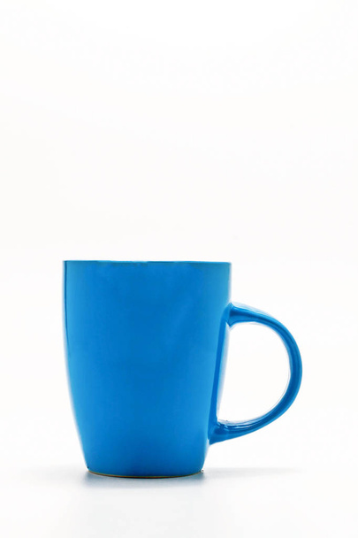 une tasse bleue minable isolée sur un fond blanc
 - Photo, image