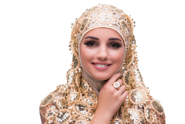 Mulher muçulmana em tampa de ouro isolado em branco
 - Foto, Imagem