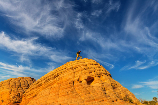 Wanderer auf Sandsteinformationen  - Foto, Bild