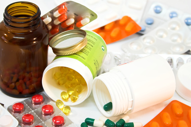 Detalhe de frascos de medicamentos com pílulas derramadas
. - Foto, Imagem