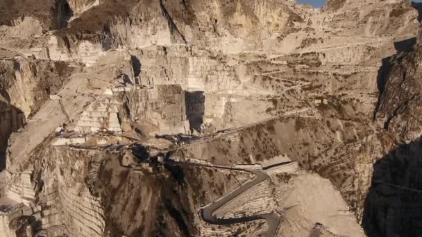 Luchtfoto schot, Carrara-marmer van de wereld-beroemde grotten met het zachte licht van de zonsondergang - Video