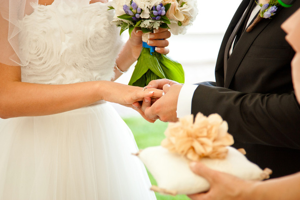 Couple exchanging the rings - Foto, Bild
