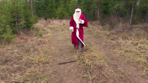 Joulupukki kävelee ja hyvästelee metsän
  - Materiaali, video