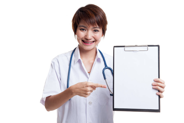Young Asian female doctor point to a blank clipboard. - Photo, image